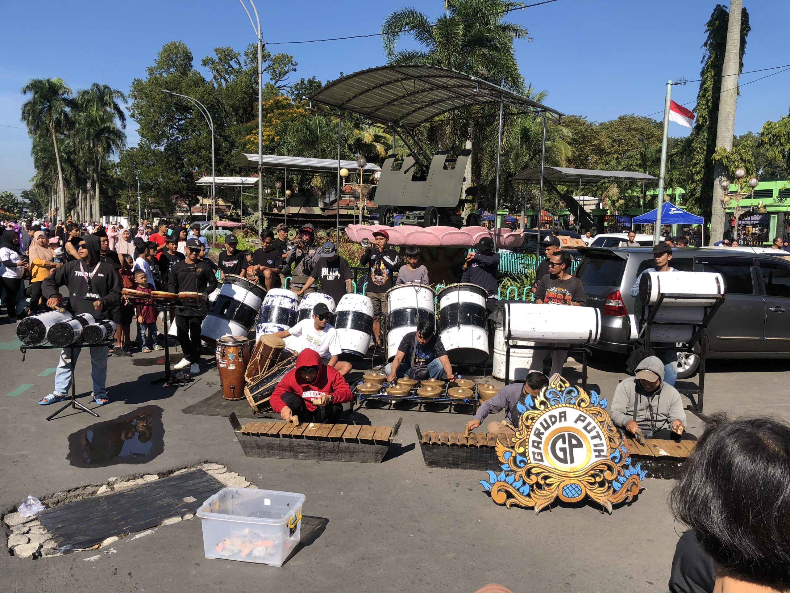 Komunitas Garuda Putih Meriahkan Car Freeday Malang dengan Musik Perkusi Tradisional
