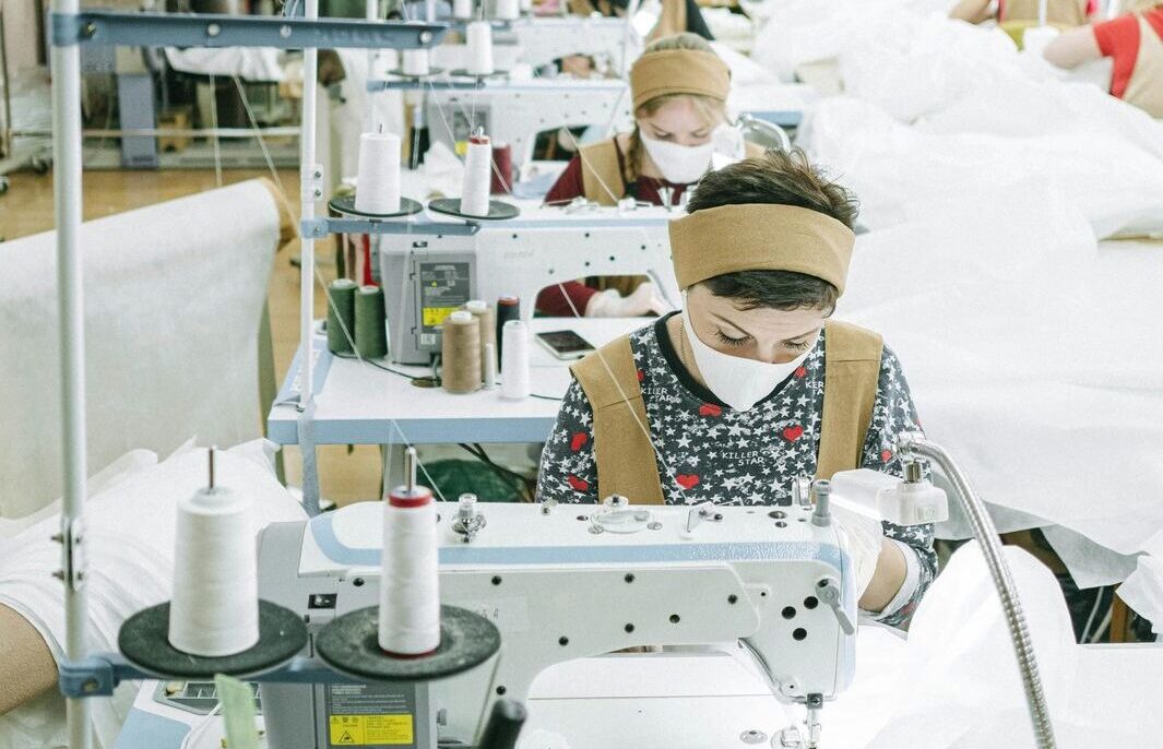 Menelusuri Ironi Fashion dan Perjuangan Buruh Garmen