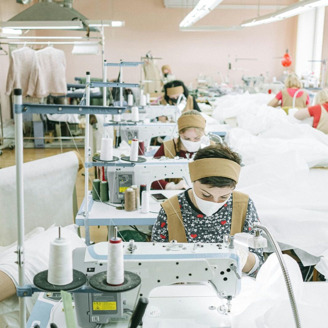 Menelusuri Ironi Fashion dan Perjuangan Buruh Garmen