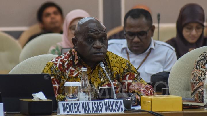 Cerita Natalius Pigai, dari Aktivis Jalanan Ke Menteri HAM