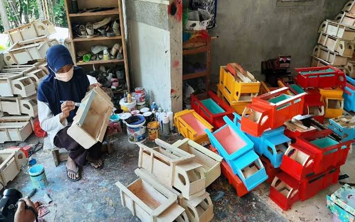 Pengrajin mainan kayu tradisional dari Imogiri