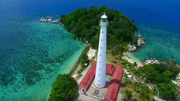 Di Balik Profesi Langka: Penjaga Mercusuar dan Pembuat Mainan Kayu Tradisional