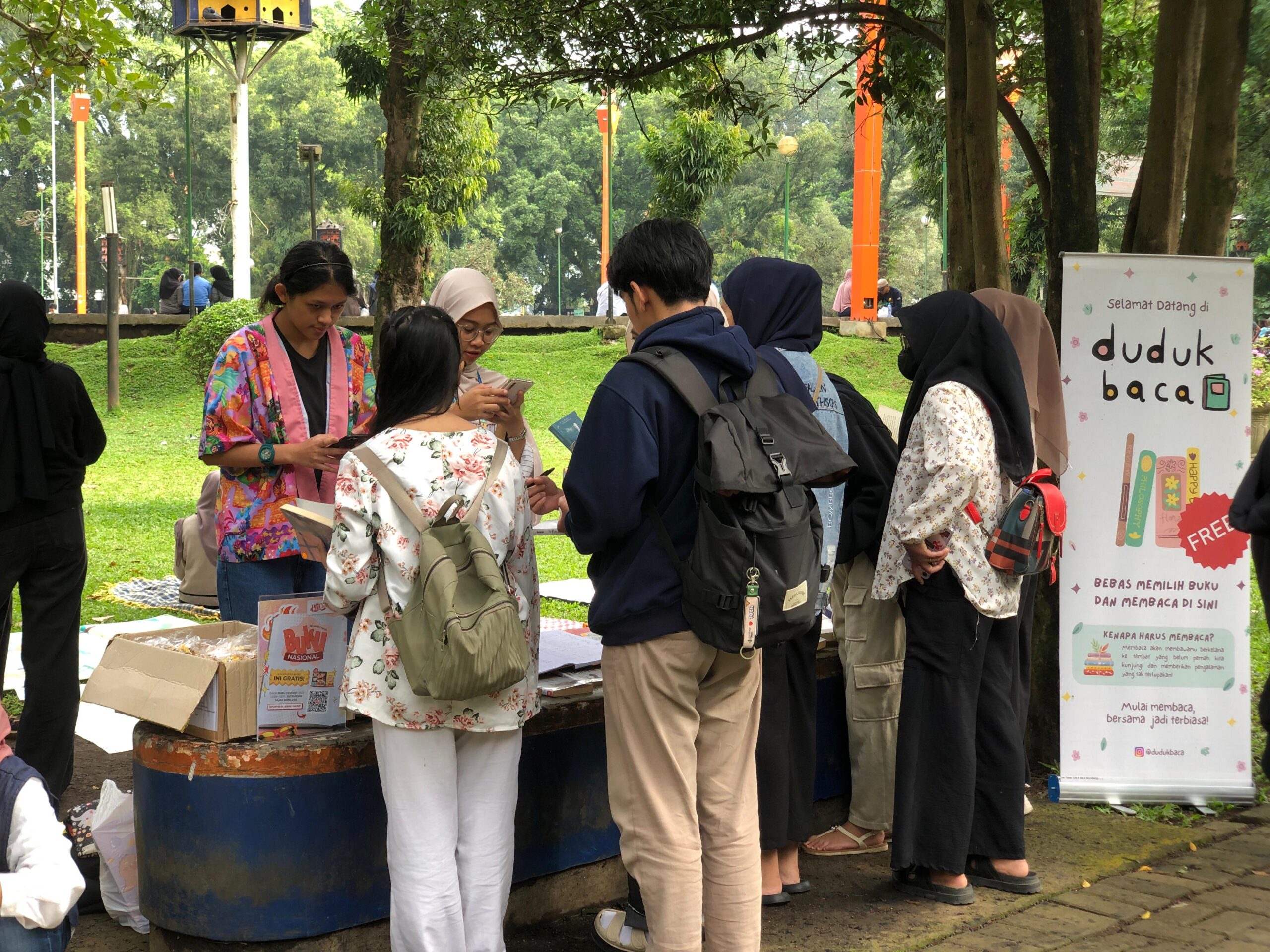 Duduk Baca, Lapak Baca Gratis di Alun-Alun Kota Malang